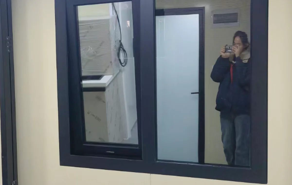 Duże okno aluminiowe w domu OTRI
