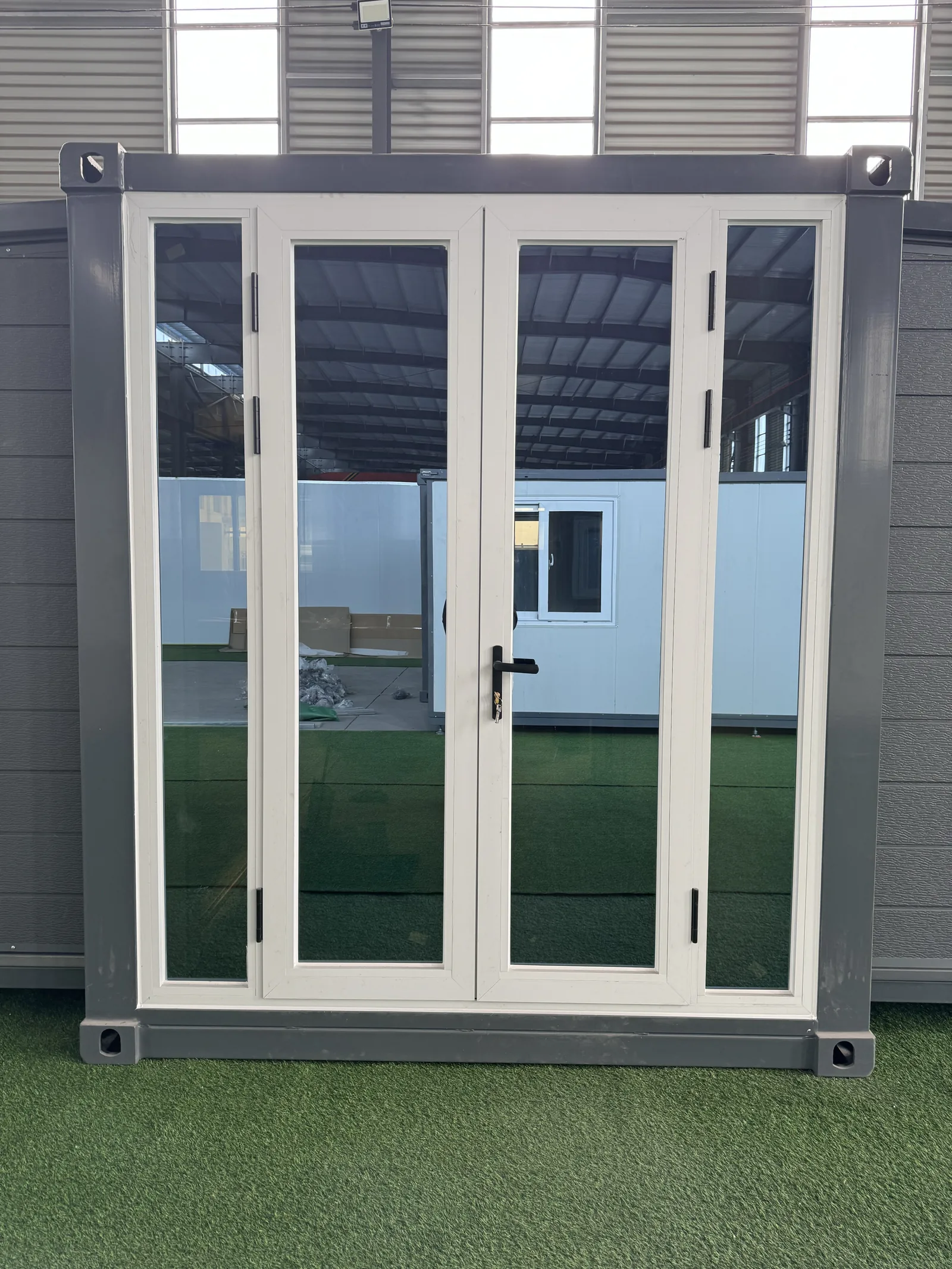Aluminiowe drzwi wejściowe domu modułowego